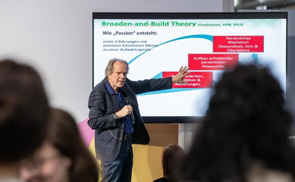 Prof. Dr. Olaf-Axel Burow zeigt etwas an einem Whiteboard