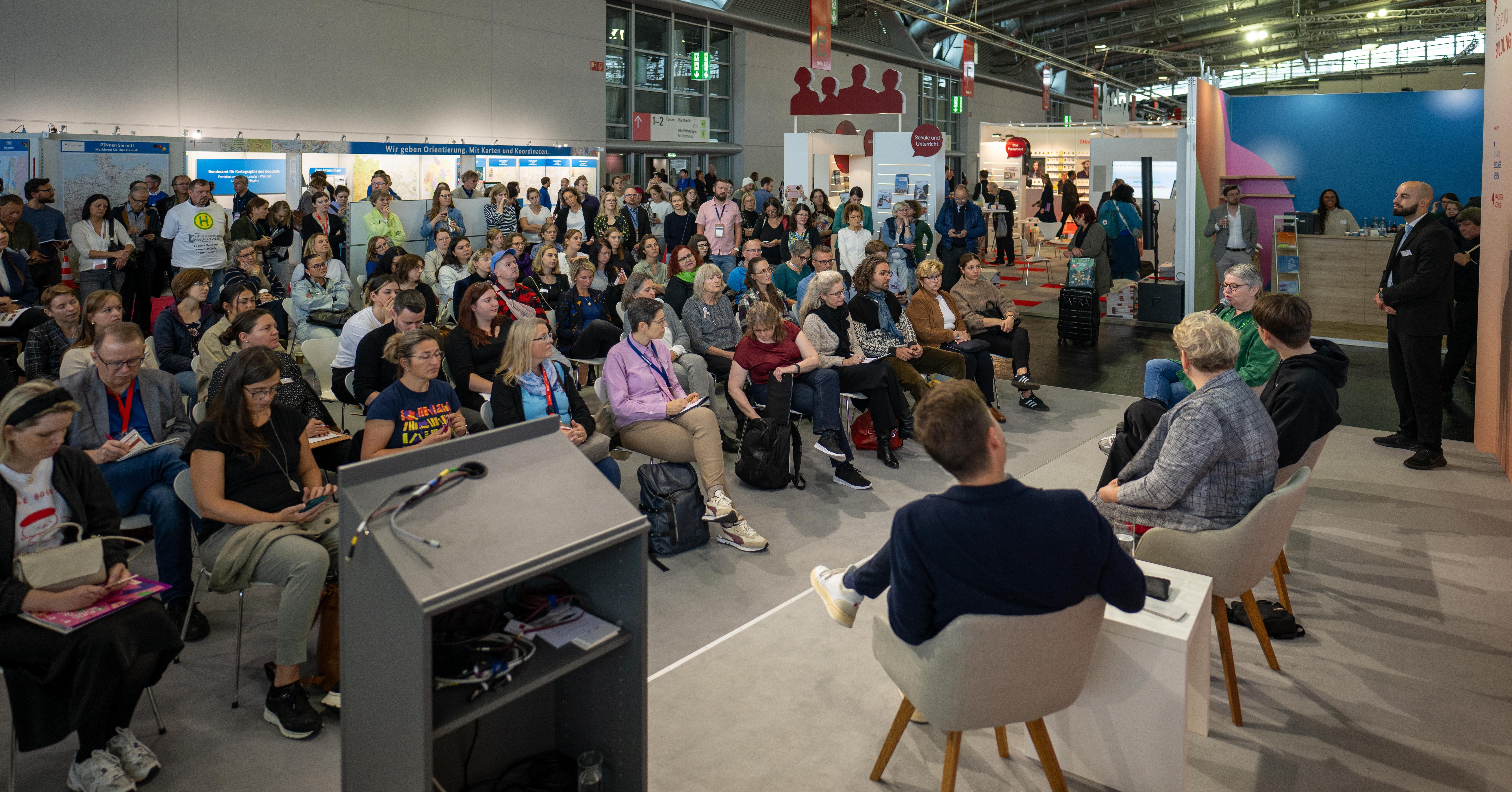 Blick ins Publikum beim Podium mit Bob Blume