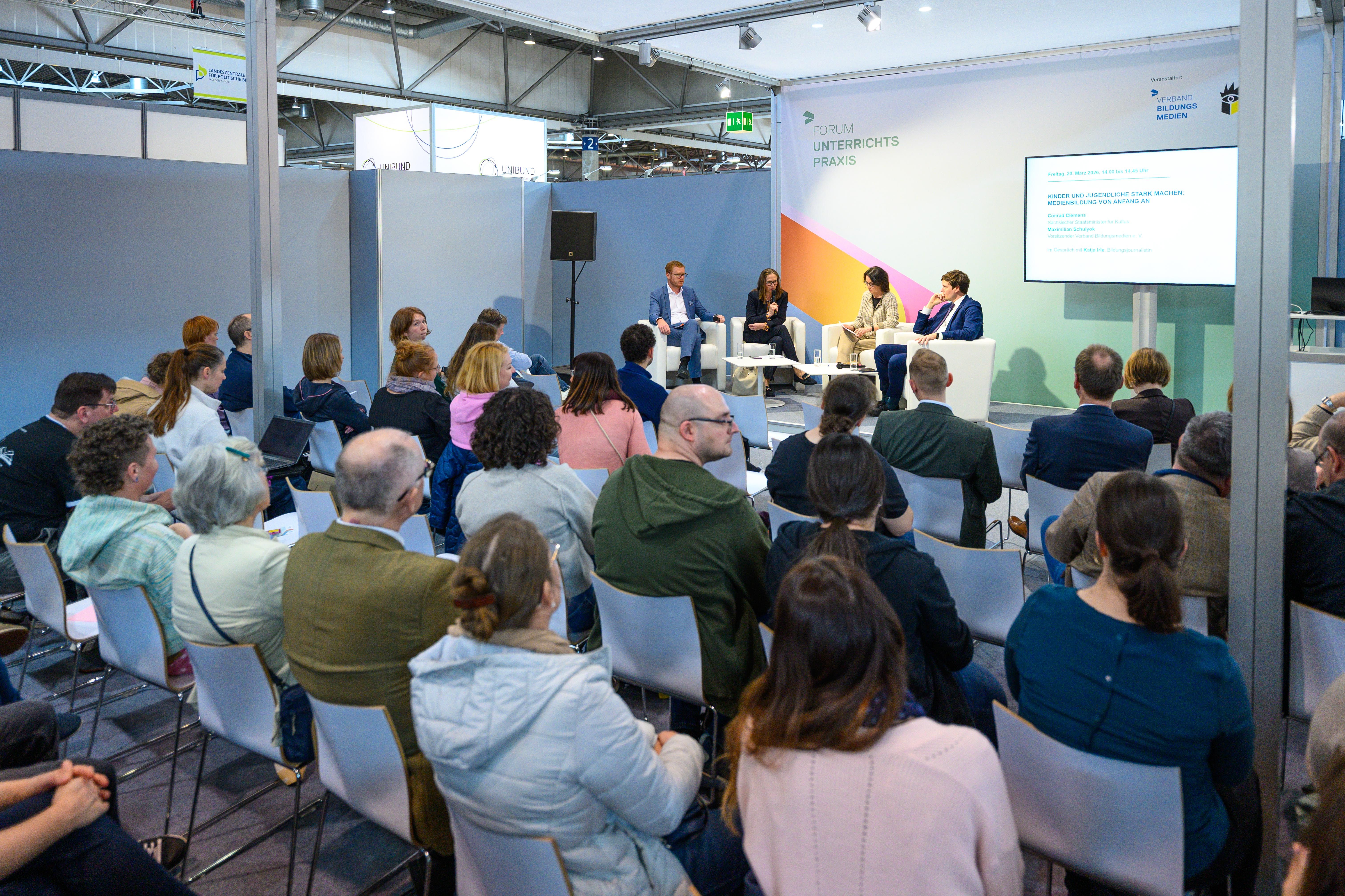 Podium mit Maximilian Schulyok und Conrad Clemens und Zuschauer/-innen