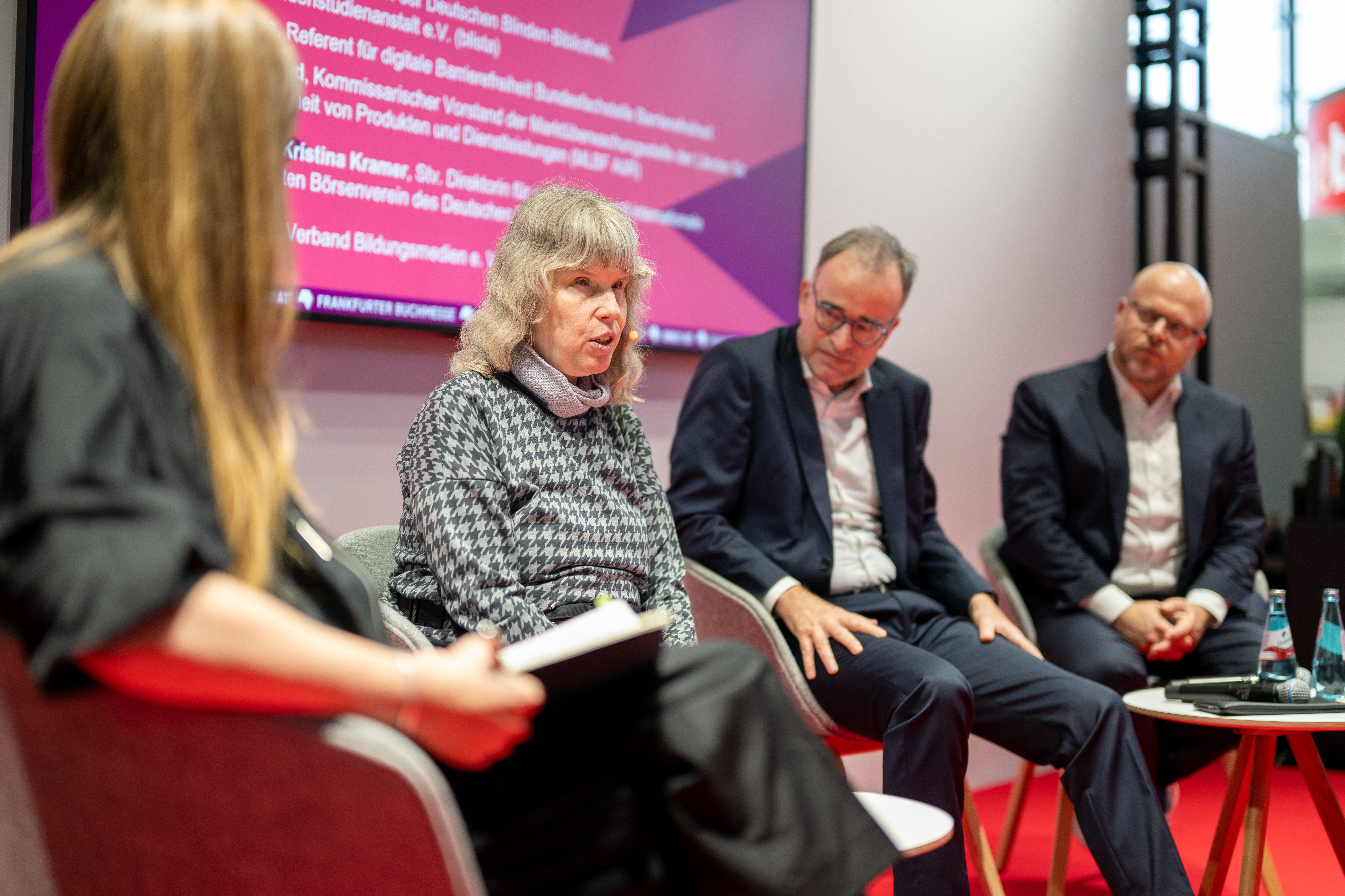 Susanne Barwick spricht auf der Bühne des Forum Bildung auf der Frankfurter Buchmesse