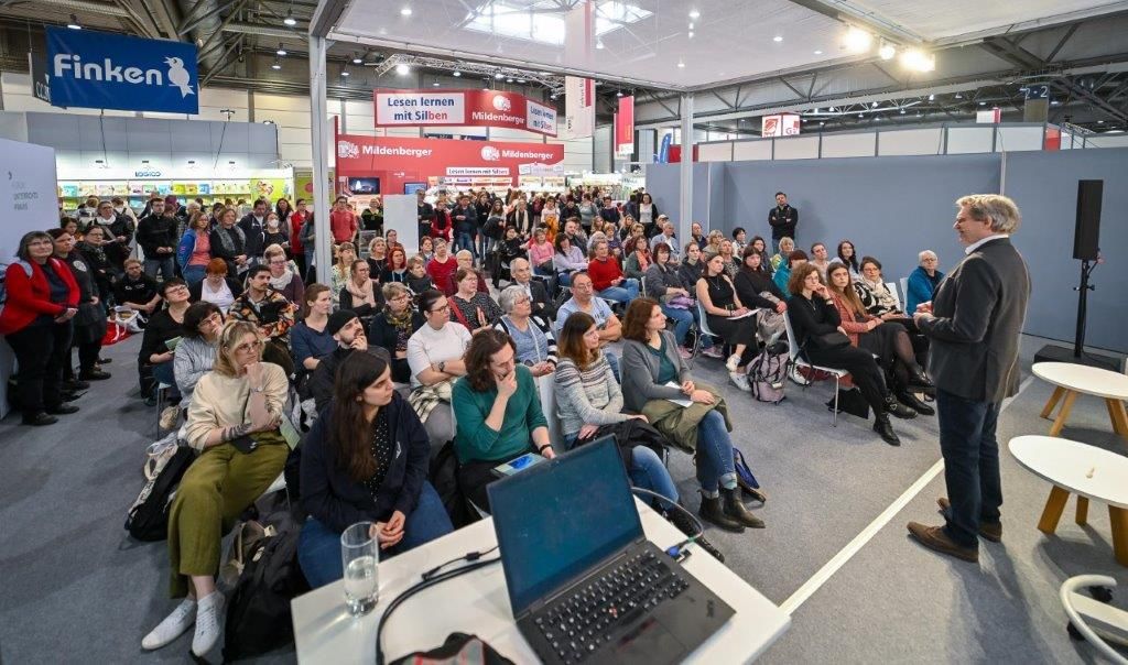 Thomas Burger blickt von der Bühne des Forum Unterrichtspraxis ins Publikum