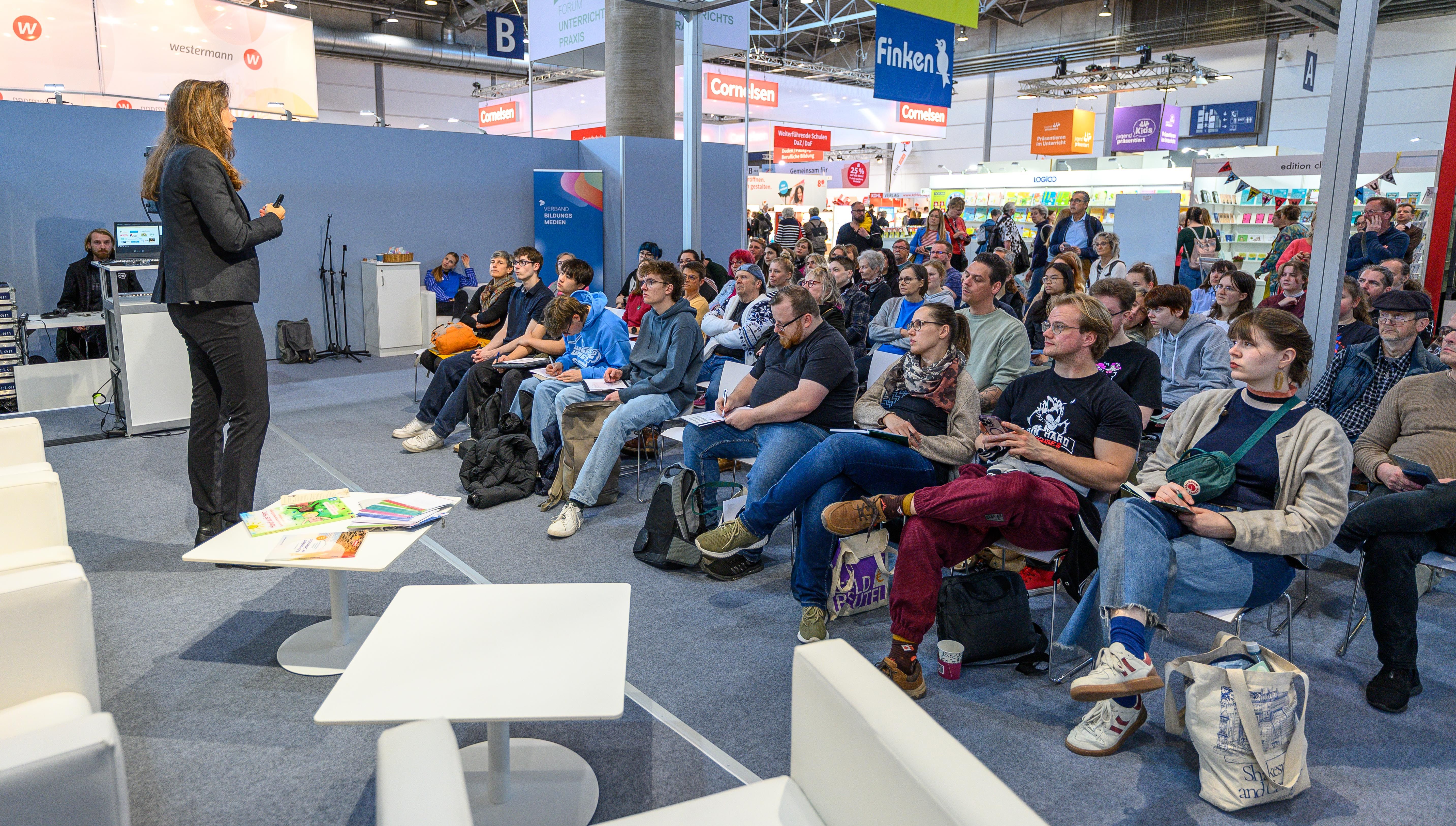 Alexandra Andersen steht auf der Bühne und referiert