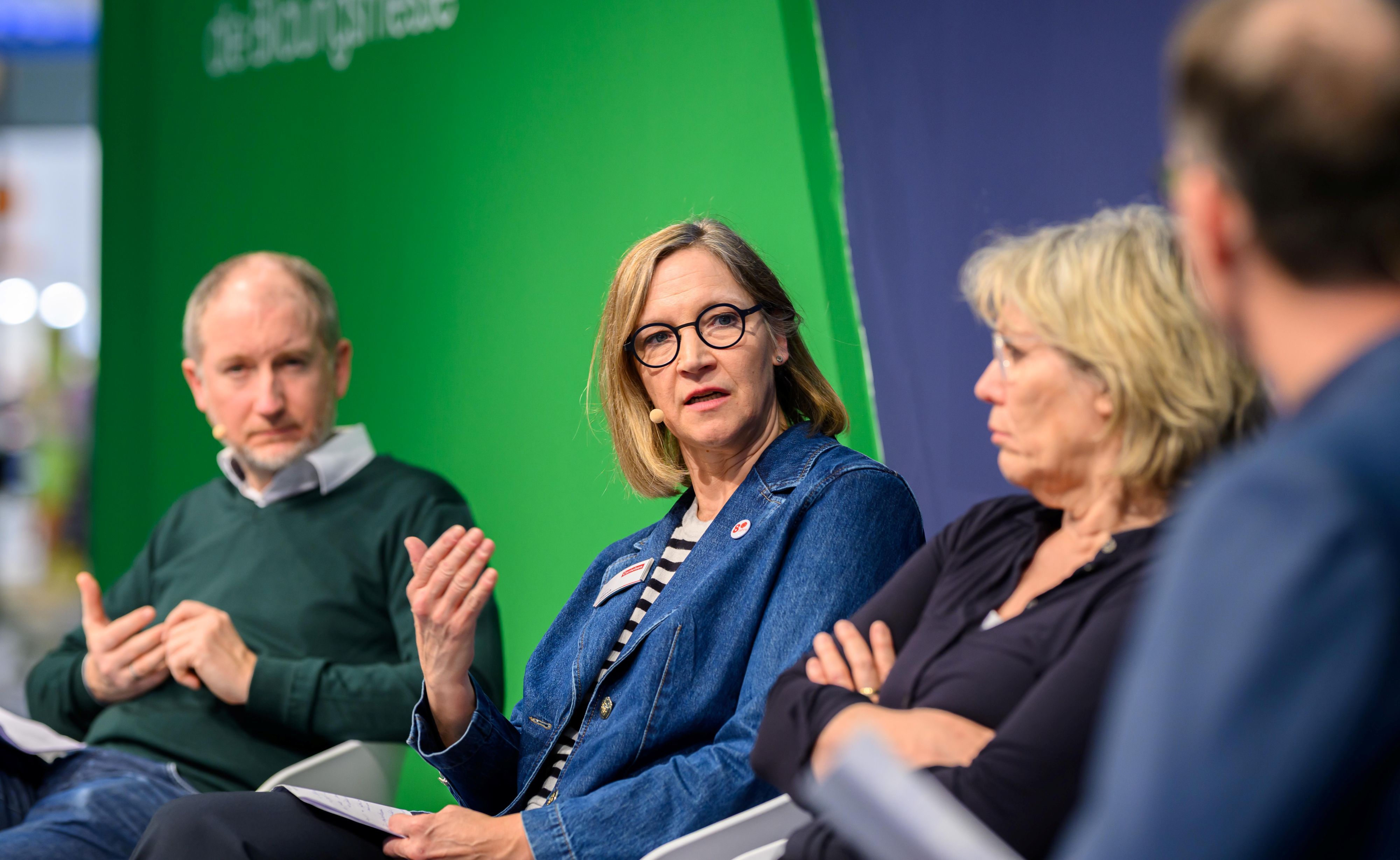 Martina Fiddrich sitzt auf der Bühne Bildungsmedien und spricht