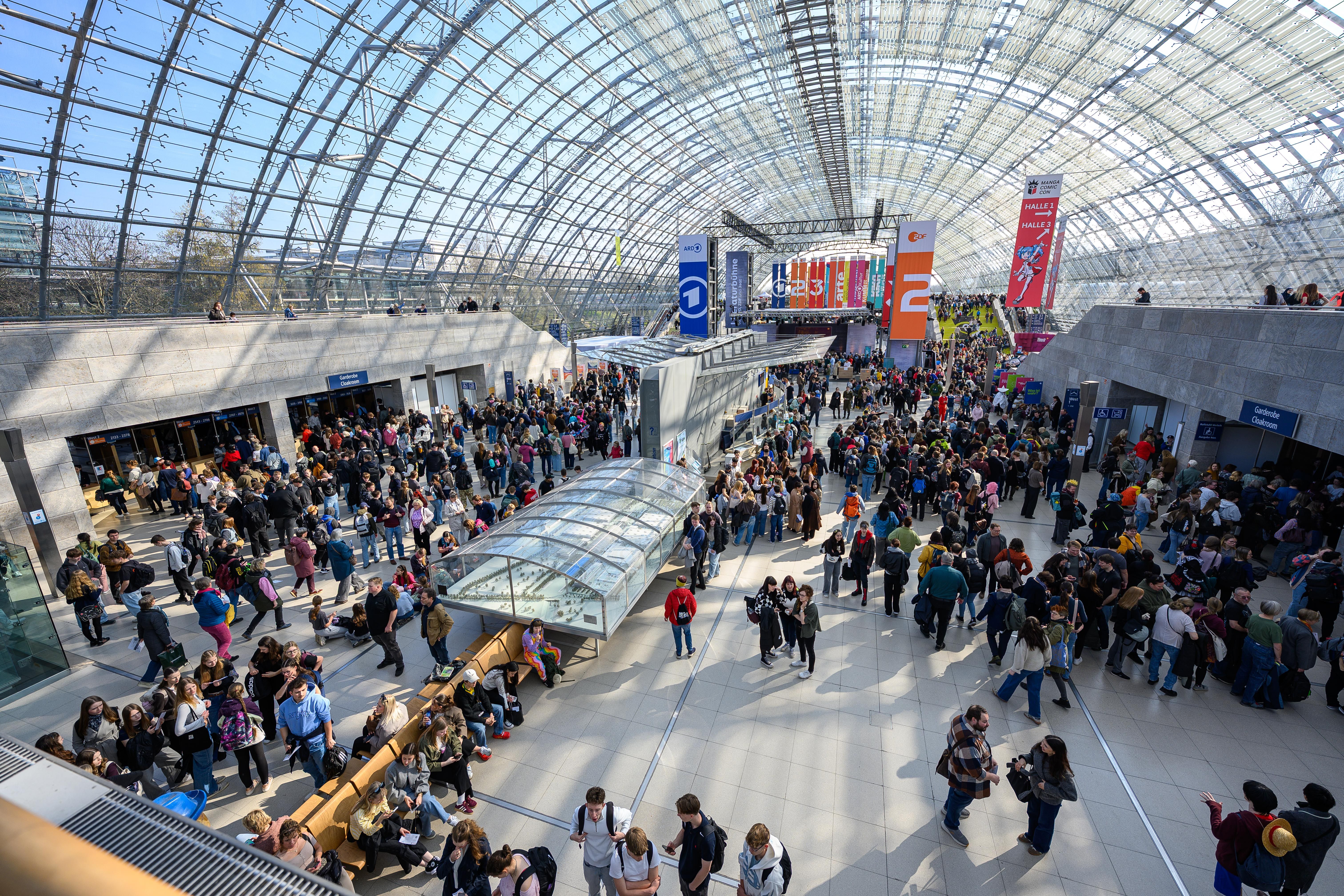 Blick in die Glashalle der Leipziger Buchmesse mit vielen Besucher/-innen